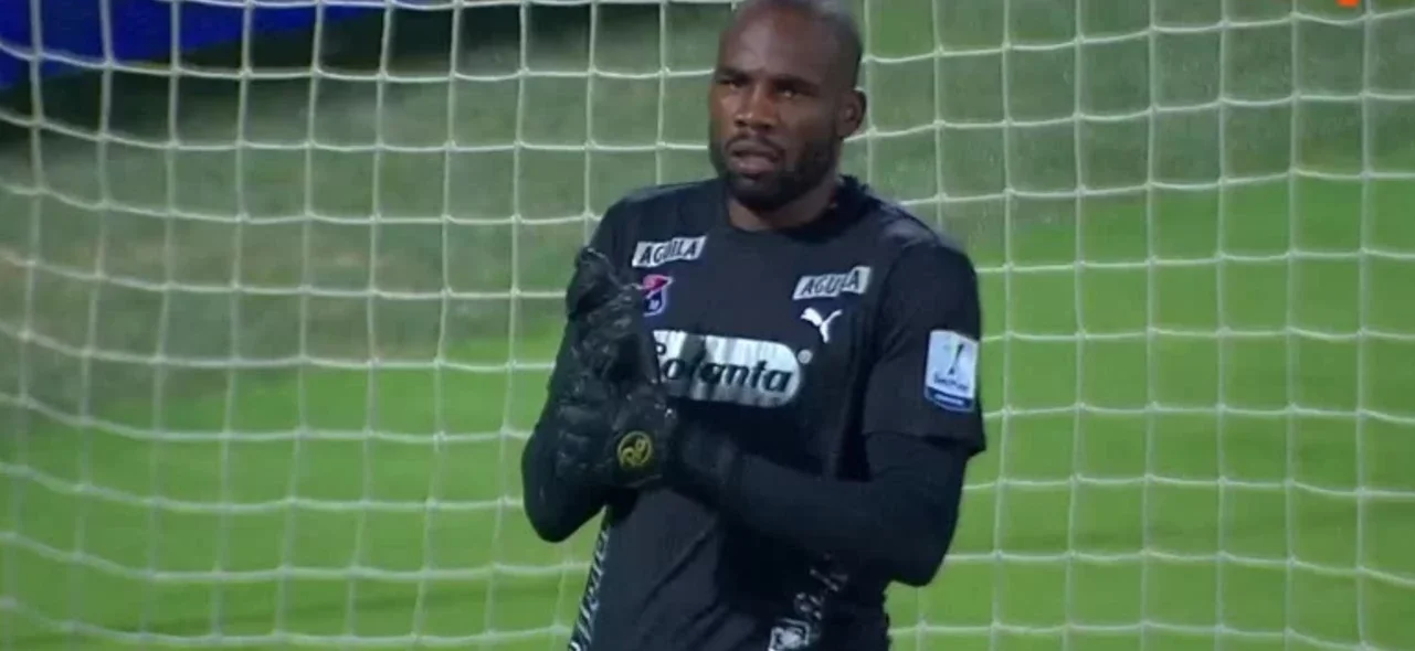 Andrés Mosquera protagonizó una doble atajada frente a Jaguares.