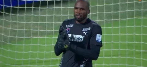 Andrés Mosquera protagonizó una doble atajada frente a Jaguares.