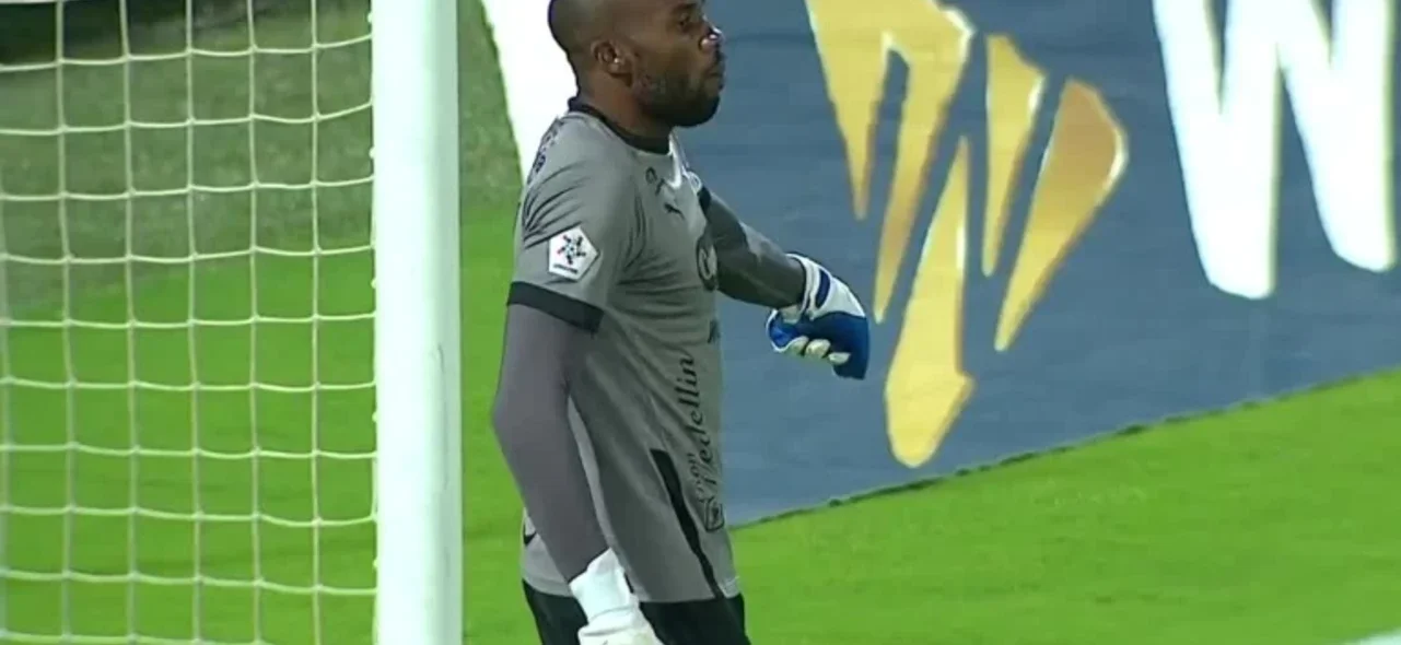 Andrés Mosquera protagonizó una doble atajada frente a Boyacá Chicó.