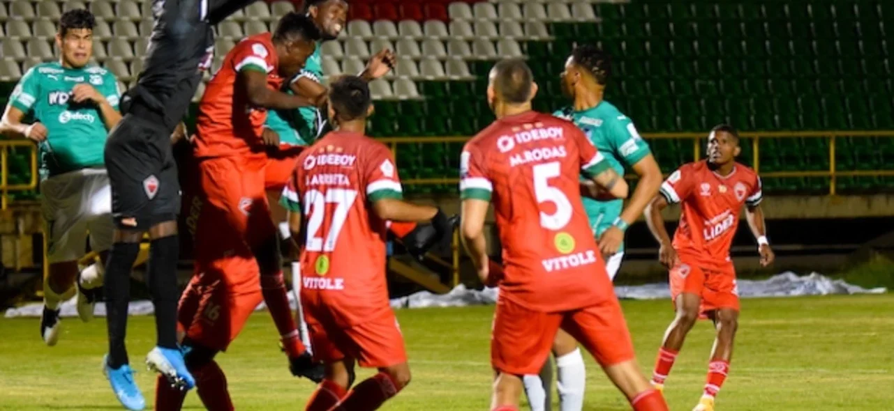 Carlos Mosquera y sus atajadas frente a Deportivo Cali. / Foto: VizzorImage / Edward Leguizamon