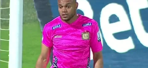 Pablo Mina, figura de Boyacá Chicó frente a Nacional.
