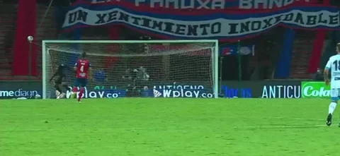 Ethan González estrelló el balón en el palo.
