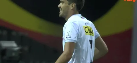 Sebastián Hernández se perdió una clara oportunidad de anotar.