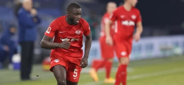 Dayot Upamecano juega actualmente en Leipzig/ AFP