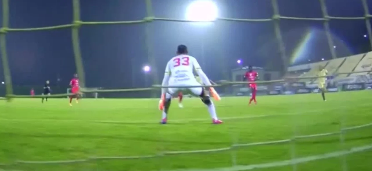 José Contreras evitó el gol de Águilas Doradas.