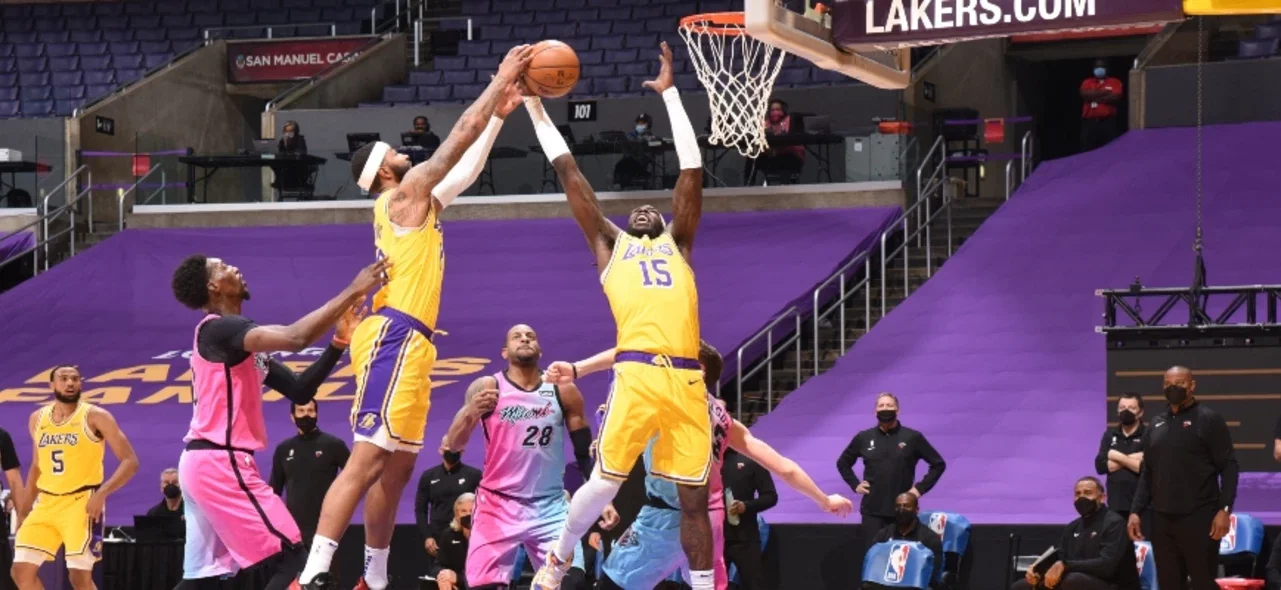 El esfuerzo de LeBron cayó en saco roto / AFP