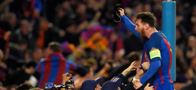 Messi en una foto histórica tras la remontada a PSG / Foto AFP