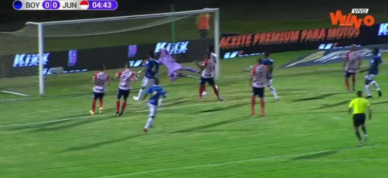 Muñoz estrelló el balón en el palo