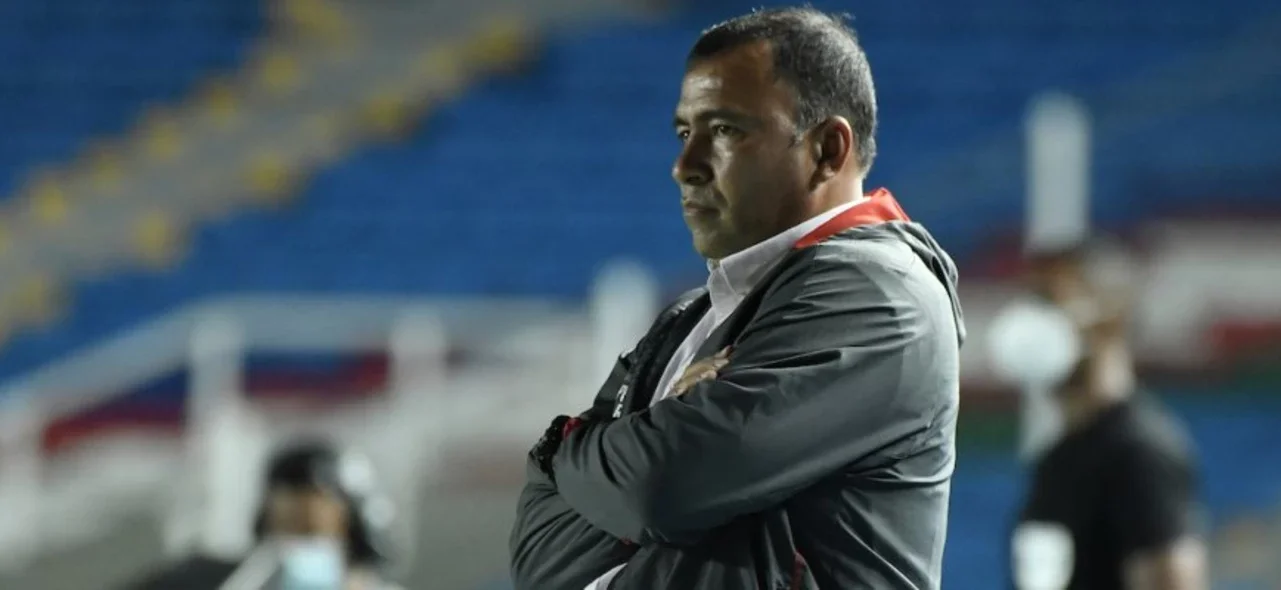 Harold Rivera, técnico de Santa Fe | VizzorImage / Gabriel Aponte