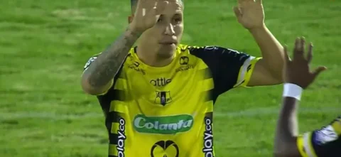 Roger Torres rompió esquemas con un espectacular golazo