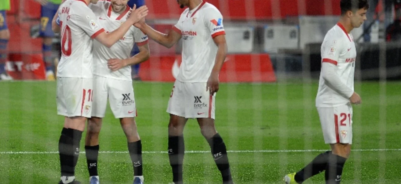 Sevilla celebró en su casa / AFP