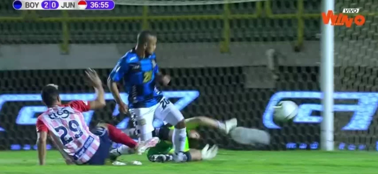 Mina atajando remate de Teo