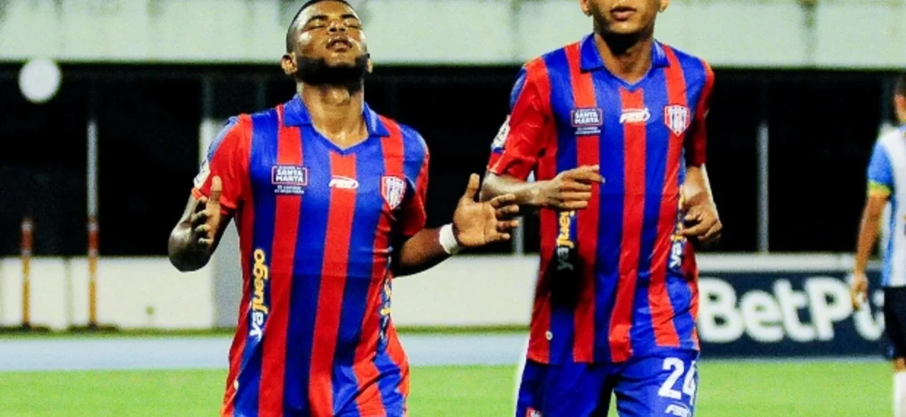 Unión celebra el triunfo sobre Real San Andrés / Foto VizzorImage