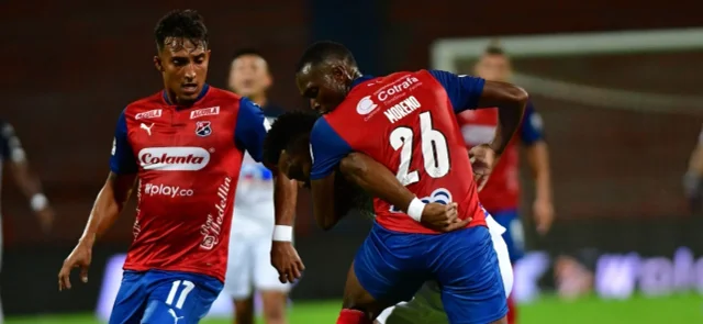 Víctor Moreno disputa el balón con Miguel Ángel Borja / Foto VizzorImage