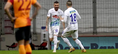 Rizespor celebra el triunfo ante Galatasaray / Foto AFP