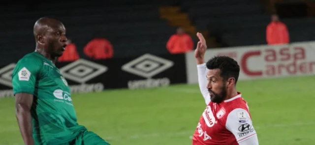 Andrés Murillo en La Equidad disputando un balón con Andrés Pérez / Foto VizzorImage