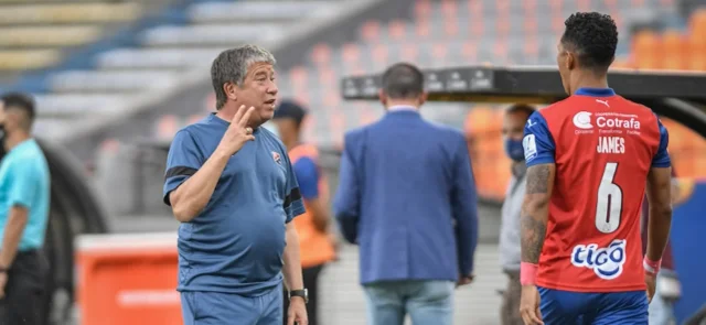 Hernán Darío Gómez, técnico de Medellín, dio positivo para COVID-19. / Foto: VizzorImage - Luis Benavides