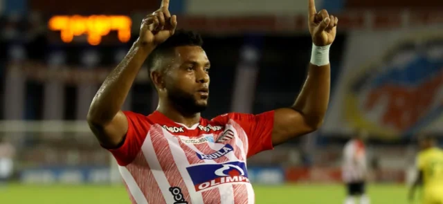 Miguel Ángel Borja hace parte de la lista de 23 viajeros de Junior. / Foto: VizzorImage / Jairo Cassiani