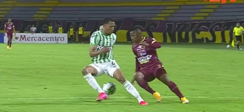 Jugada de Campaz que casi termina en gol de Tolima.