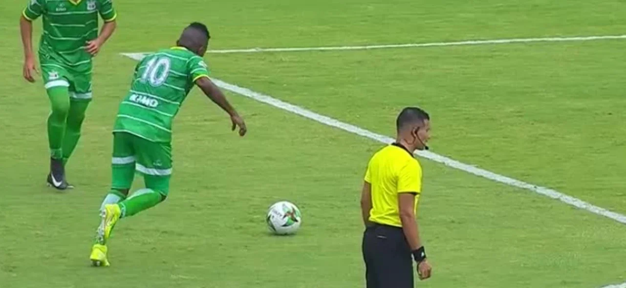 Roy Castillo, de tiro libre, tuvo la opción de anotar frente a Fortaleza.