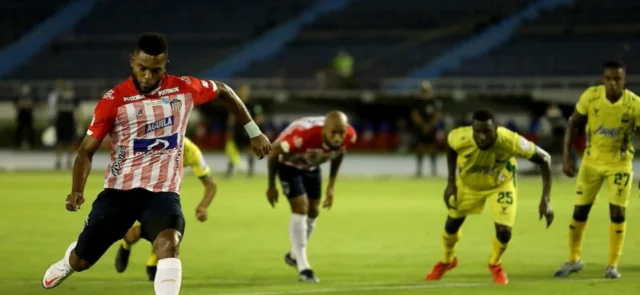 Junior de Barranquilla frente a Bucaramanga. / Foto: VizzorImage / Jairo Cassiani