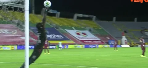 William Cuesta, con la complicidad del palo, evitó el gol de Nacional.