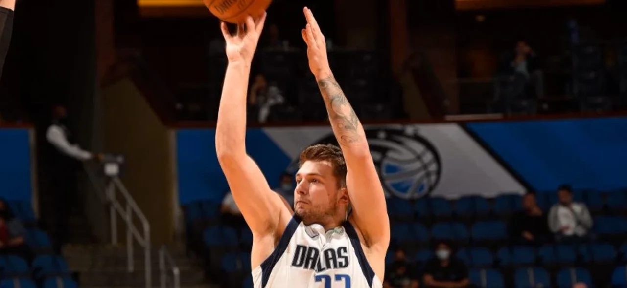 Doncic terminó con 33 puntos, 10 rebotes y 9 asistencias / AFP