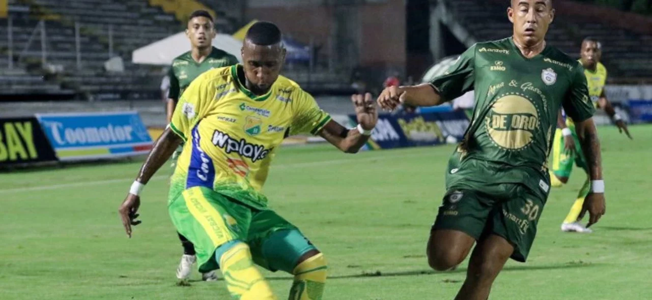 Huila recibió a Real Cartagena en el partido de vuelta de la Copa BetPlay Dimayor / VizzorImage / Sergio Reyes