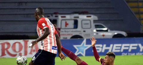 Germán Mera disputa un balón con José Ortiz / Foto VizzorImage