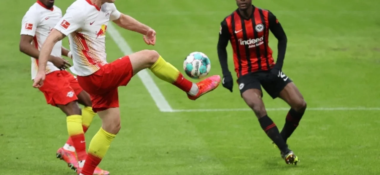 Leipzig y Frankfurt empataron a un gol / AFP