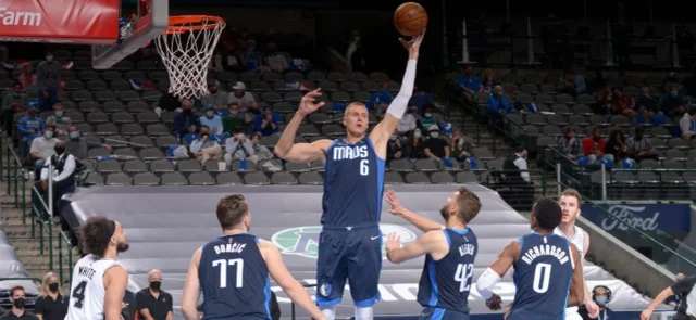 Doncic y Porzingis brillaron con Mavericks / AFP