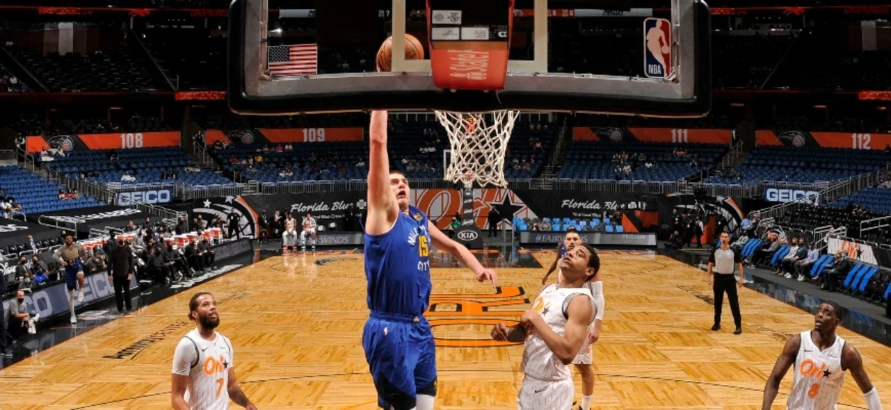 Nikola Jokic totalizó 28 puntos, 15 rebotes y 10 asistencias. / Foto: AFP