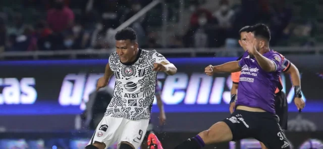 Roger Martínez en juego ante Mazatlán / Foto AFP