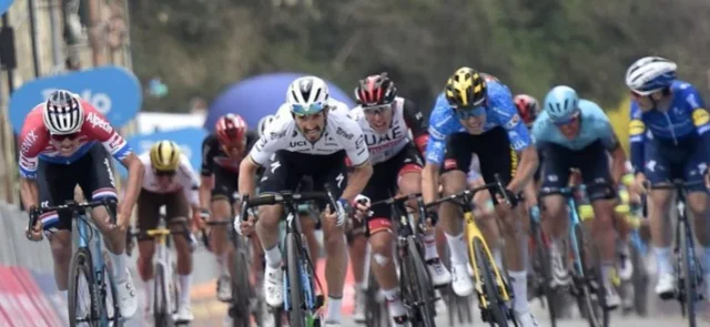 Egan Bernal está a más de 3 minutos del líder/ AFP