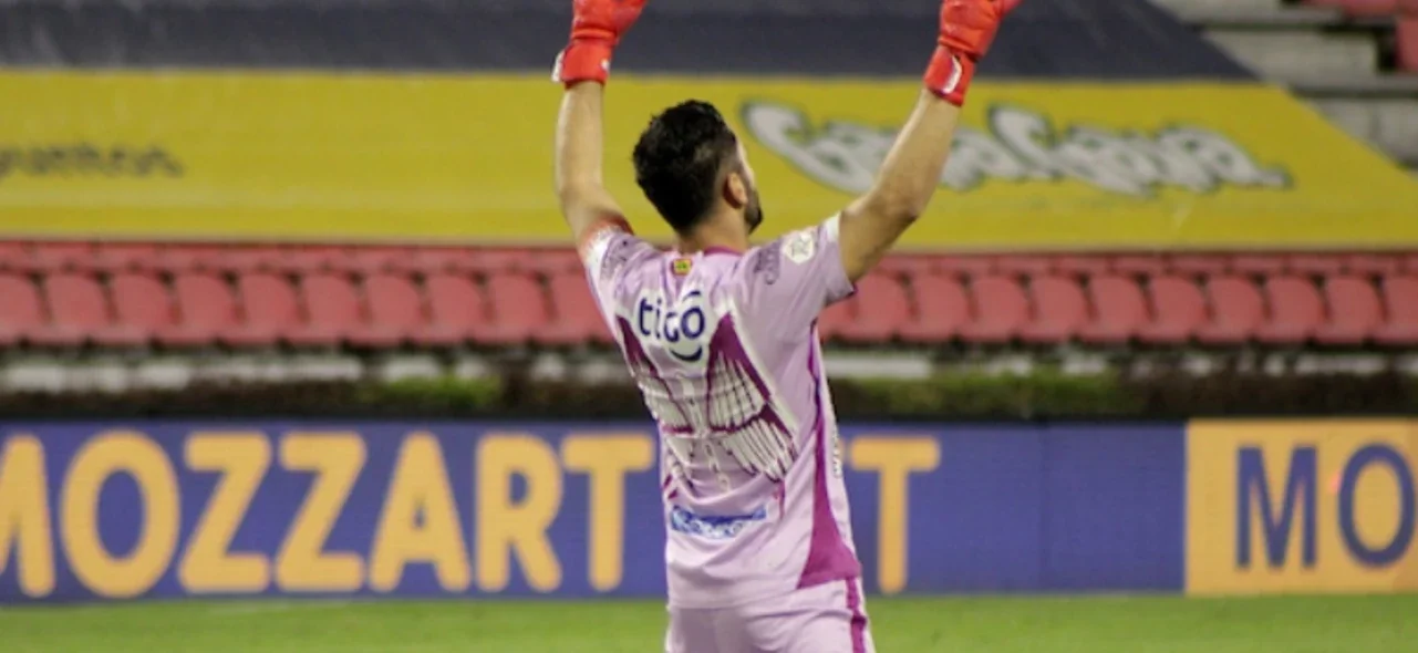 Sebastián Viera se destacó en el primer tiempo frente a Jaguares. / Foto: VizzorImage - Juan Torres