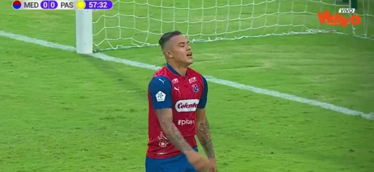 Castro cabeceó, pero el balón se estrelló en el palo