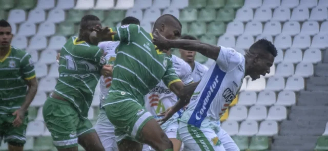 Quindío y Huila igualaron en el Centenario de Armenia / Foto VizzorImage