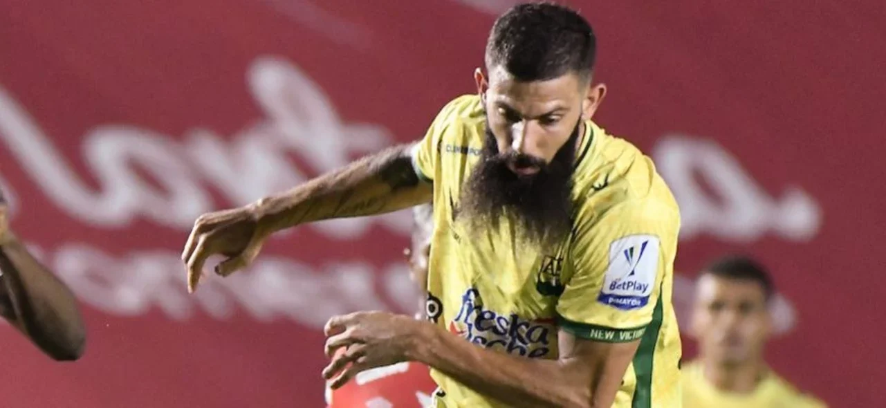 Alejandro Quintana, delantero de Bucaramanga | Foto: VizzorImage / Gabriel Aponte