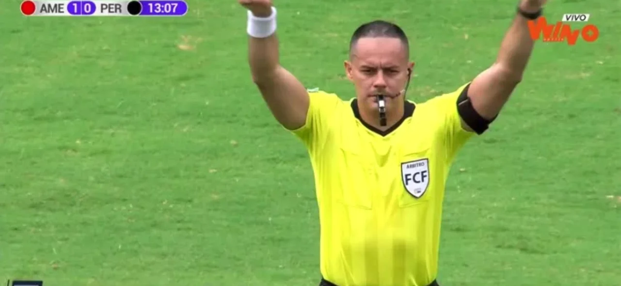 Anulada la jugada de gol de América