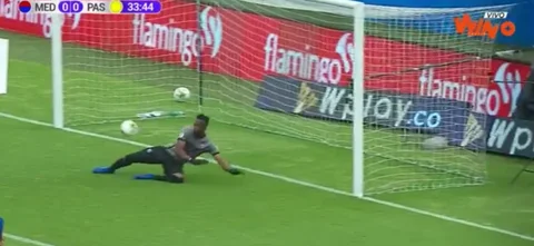 Gran atajada de Luis Vásquez