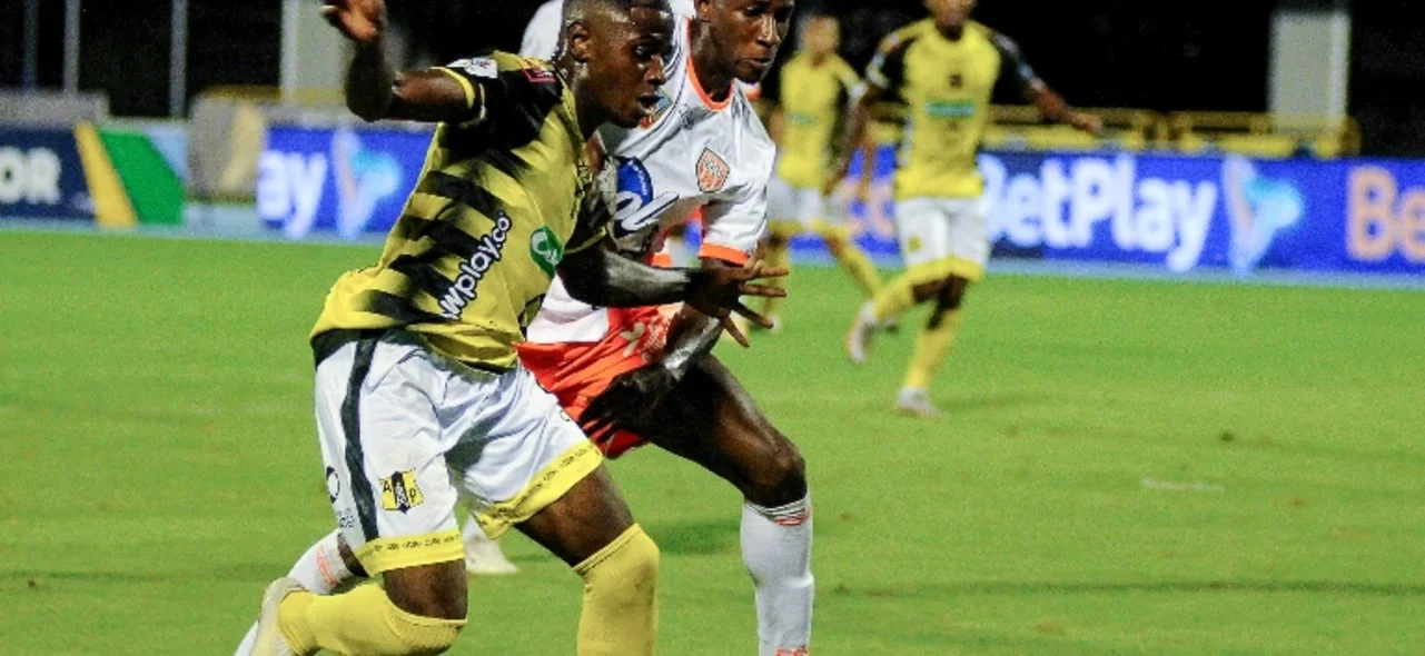 Alianza Petrolera recibió a Envigado en la jornada 19 de la Liga BetPlay / Foto: VizzorImage - Jose D. Martinez