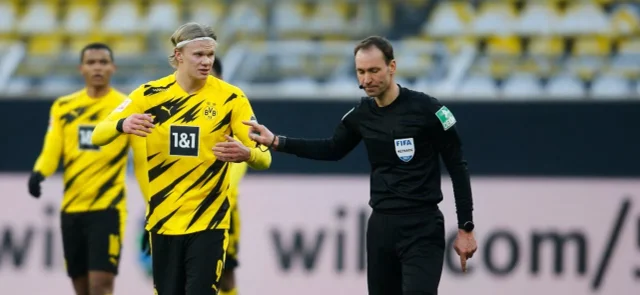 Haaland habla con el juez durante partido de la Bundesliga / Foto AFP