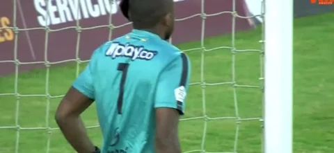 Harlen Castillo protagonizó una destacada atajada frente a Medellín.