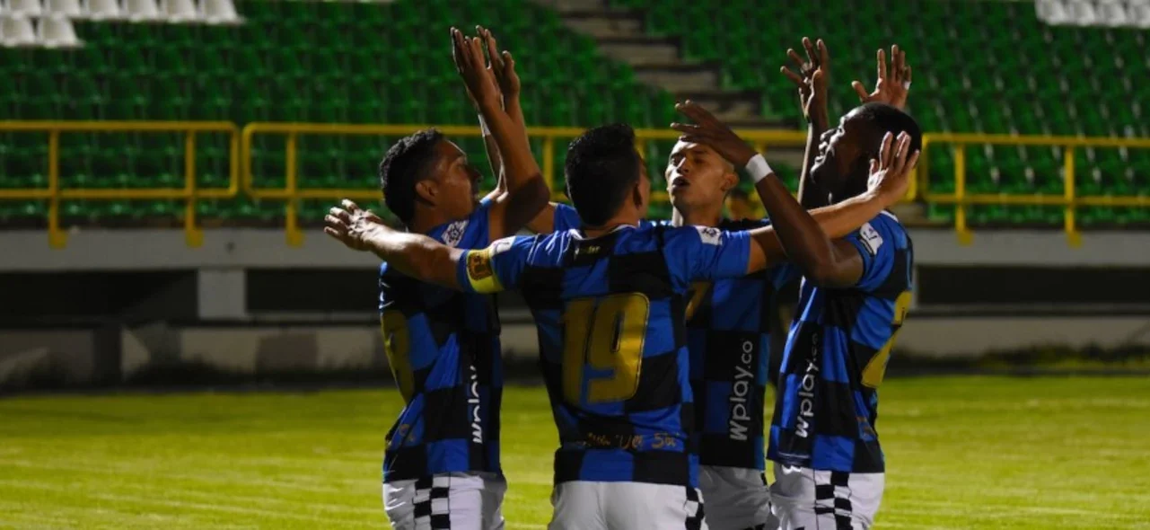 Alianza Petrolera sigue sin ganar/VizzorImage