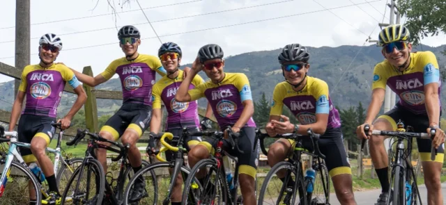 Los 6 ciclistas de la Fundación Esteban Chaves que competirán en la Vuelta de la Juventud. / Foto: Cortesía
