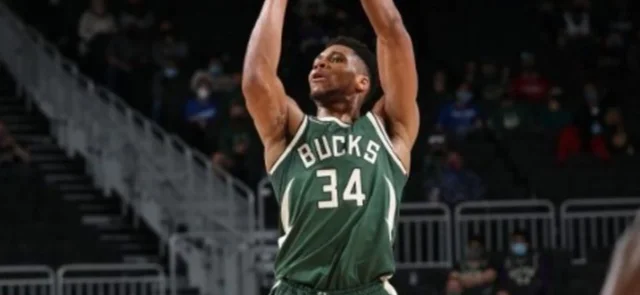 Giannis Antetokounmpo, figura de Bucks/ AFP