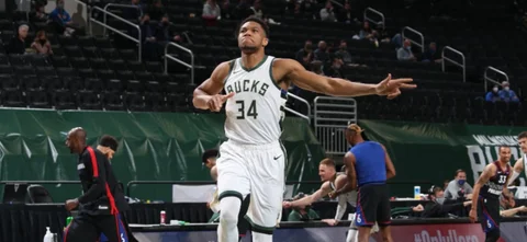 Antetokounmpo lideró a los Bucks con 27 puntos, 16 rebotes y 6 asistencias. / Foto: AFP