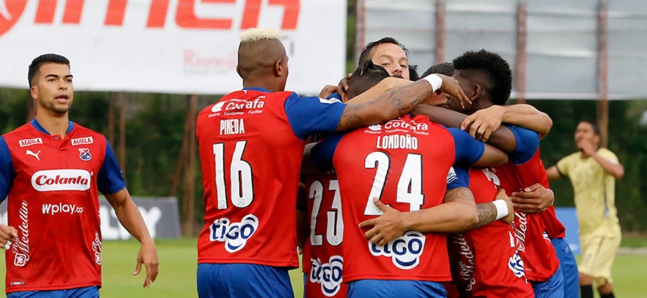 Plantel de Medellín envió mensaje de aliento a 'Bolillo' Gómez. / Foto: VizzorImage - Donaldo Zuluaga