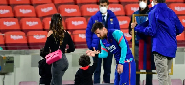 Messi compartiendo con su familia el reconocimiento / Foto AFP