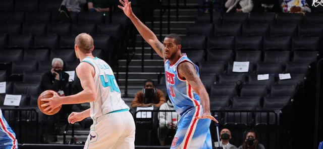 LaMarcus Aldridge, de Nets, anotó 11 puntos. / Foto: AFP